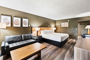 Quarto, 1 cama King, aceita animais de estimação | Escrivaninha, cortinas blackout, Wi-Fi de cortesia, roupa de cama