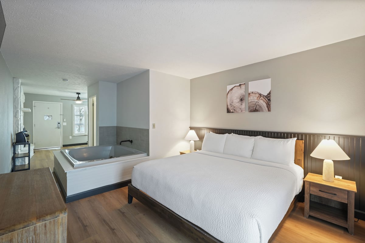 King Suite Getaway: Fireplace & Jacuzzi Retreat | 1 habitación, escritorio, cortinas blackout y wifi gratis