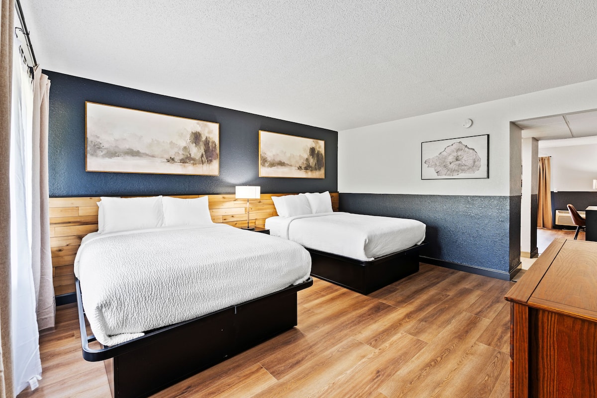 Renovated 2 Queen Suite Pet Friendly | 1 ๊ฐ์ ์นจ์ค, ์ฑ
์, ์๋ง ์ปคํผ, ๋ฌด๋ฃ WiFi