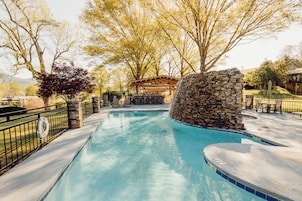 Piscina interna, piscina externa, espreguiçadeiras