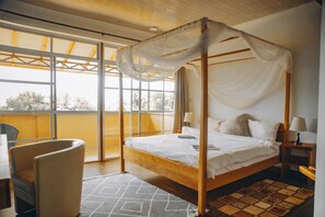 Habitación doble | Caja de seguridad en la habitación y escritorio 