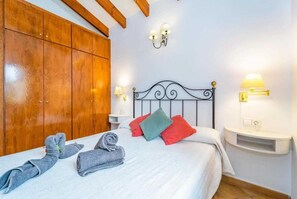 3 slaapkamers, een strijkplank/strijkijzer, wifi, beddengoed