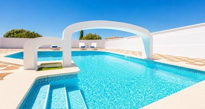 Villa Eugenia Large Private Pool, A/C, WiFi