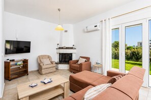 TV, fireplace