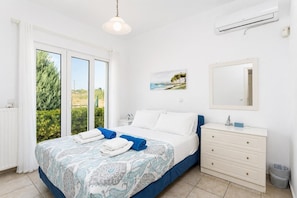 4 bedrooms, iron/ironing board, WiFi, bed sheets