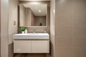 アパートメント | バスルーム | 個別の浴槽とシャワー、バスアメニティ (無料)、ヘアドライヤー、タオル