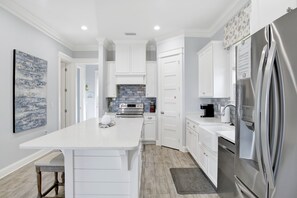 Microondas, horno, lavavajillas y cafetera o tetera