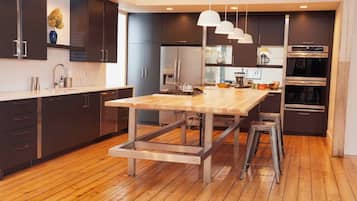 Réfrigérateur, micro-ondes, four, plaque de cuisson