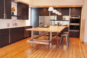 Kjøleskap, mikrobølgeovn, ovn og kokeplater