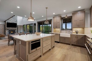 冷蔵庫、電子レンジ、オーブン、コンロ