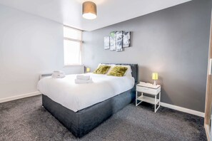 2 bedrooms, laptop workspace, iron/ironing board, bed sheets - Modern 1kb, 1DB Apt - Salford Quays (Salford)