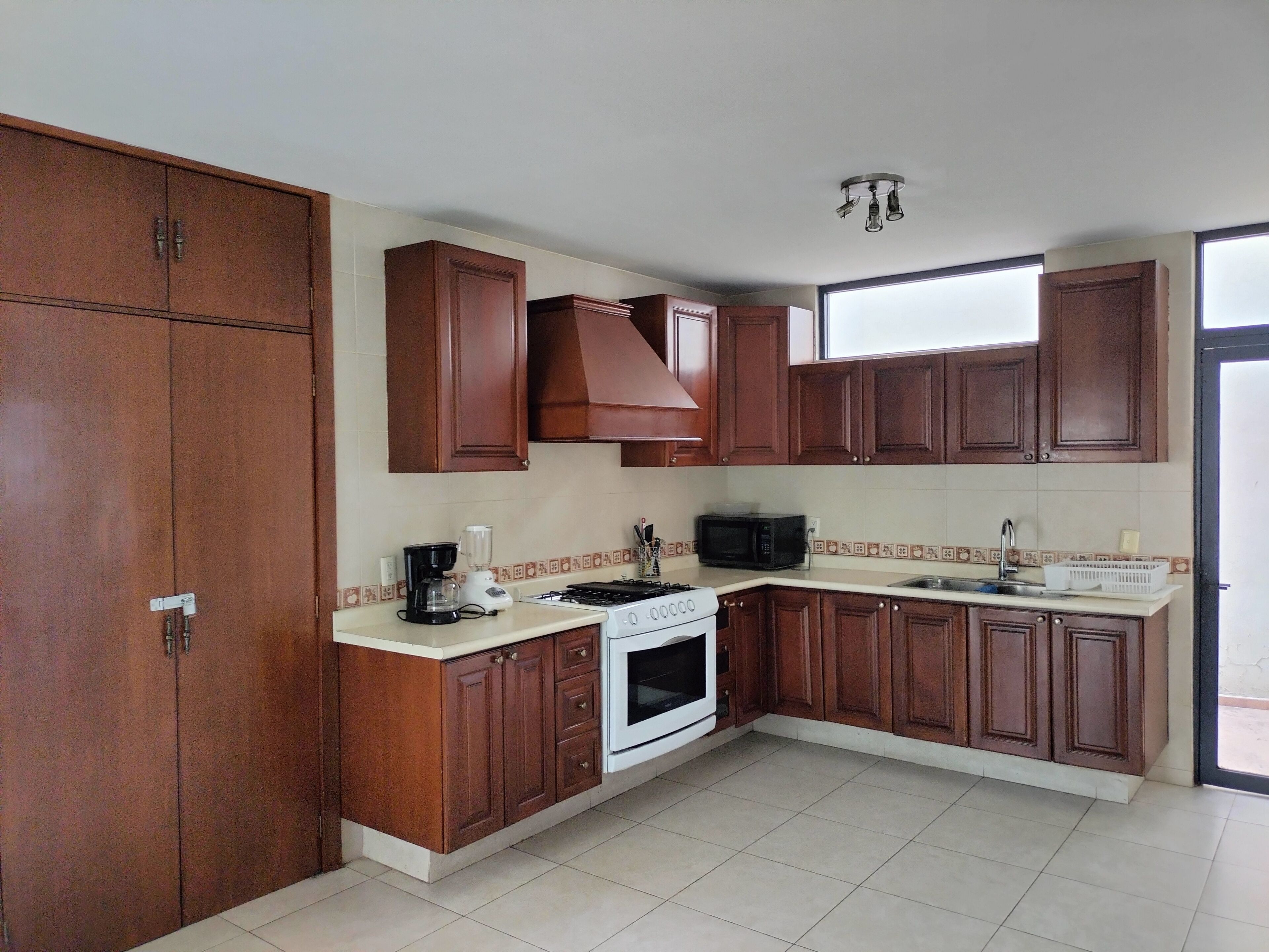 Villa | Cocina privada | Refrigerador con congelador, microondas, parrilla de estufa y tostadora 