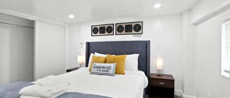 2 chambres, coffre-fort, fer et planche Ă repasser