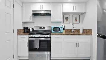 Een koelkast, een magnetron, een oven, een kookplaat