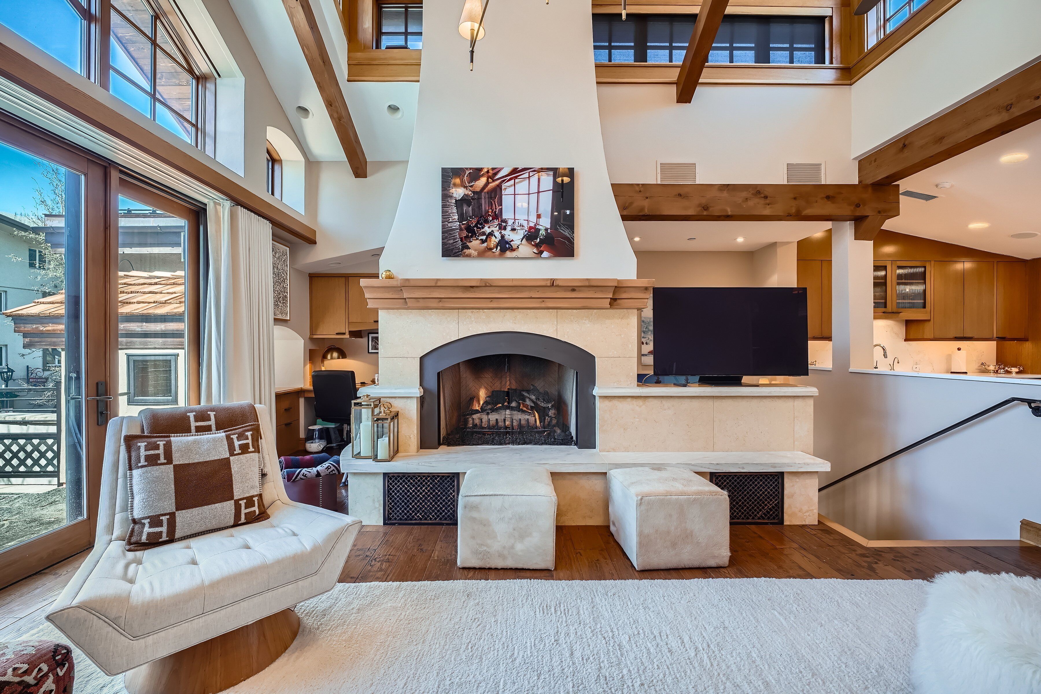 Amplia sala de estar con chimenea, un televisor grande y un área de descanso confortable.