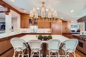 Fridge, microwave, oven, stovetop - Vail Row-House 303 Gore Creek Dr #7, Vail Village - Next to Bridge St & Gorsuch. Ski-in/Ski-out. (Vail)