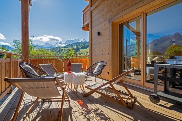 Outdoor dining - Le Tiki Mont Blanc Chalet Avec Jacuzzi et vue Mont Blanc (Combloux)