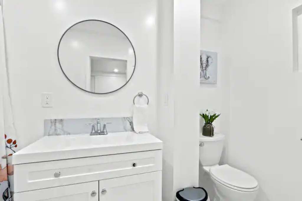 Een haardroger, handdoeken, zeep, shampoo