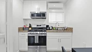 Frigorífico, microondas, horno y placa de cocina