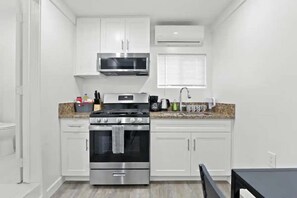 Fridge, microwave, oven, stovetop - The Metro Loft Getaway (Huntington Park)