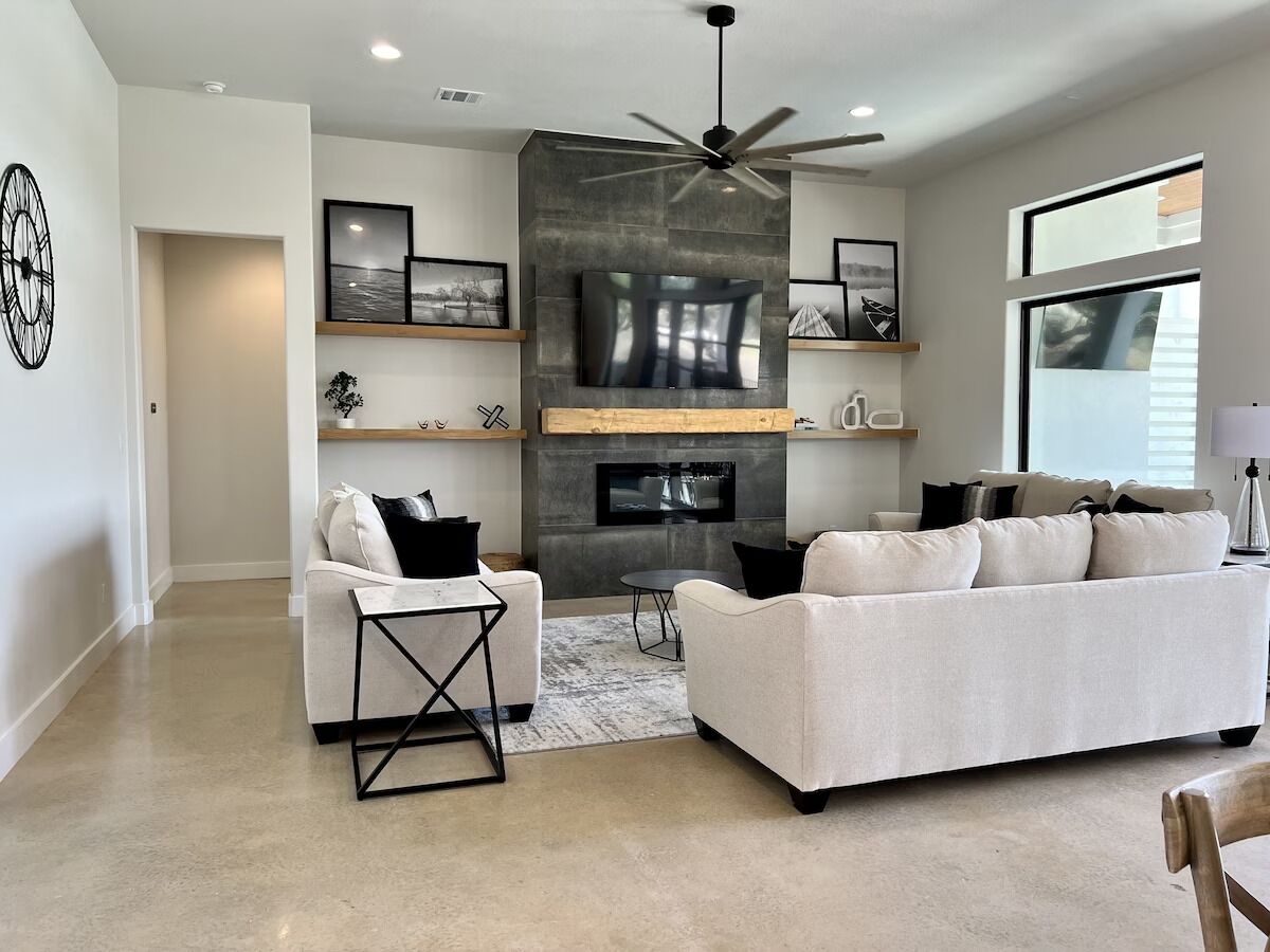 Smart TV, lareira, mesa de pingue-pongue