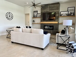 Smart-TV, Kamin, Tischtennisplatte