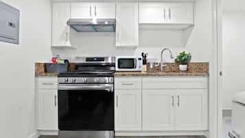 Frigorífico, microondas, placa de cocina y cafetera o tetera