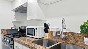 Frigorífico, microondas, placa de cocina y cafetera o tetera