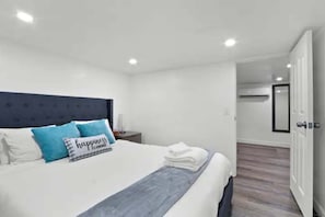 2 habitaciones, caja de seguridad en la habitación y escritorio