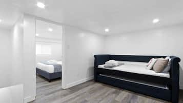 2 dormitorios, caja fuerte, escritorio y tabla de planchar con plancha