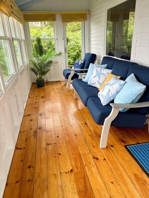 Smart TV, books - Sea Glass - Peaks Island oceanfront cottage with stunning views for 7 people! (Portland)