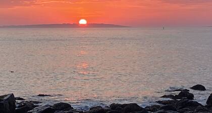 Sea Glass - Peaks Island oceanfront cottage with stunning views for 7 people!