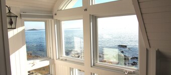 Sea Glass - Peaks Island oceanfront cottage with stunning views for 7 people!