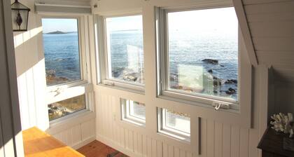 Sea Glass - Peaks Island oceanfront cottage with stunning views for 7 people!