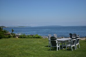 Outdoor dining - Sea Glass - Peaks Island oceanfront cottage with stunning views for 7 people! (Portland)