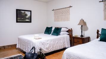 1 habitación, escritorio, tabla de planchar con plancha y wifi