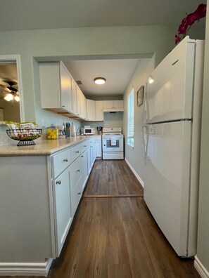 Geladeira, micro-ondas, fogão, cooktop