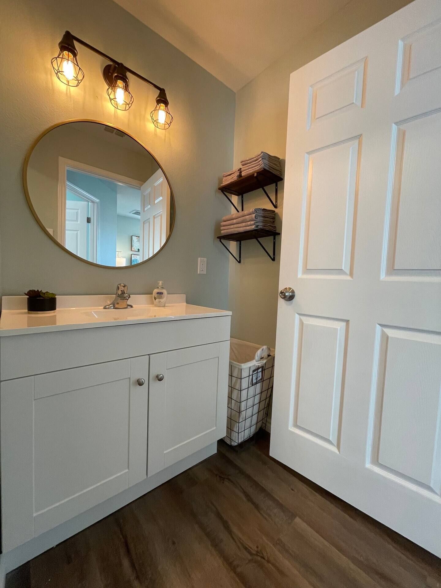 Suihku, hiustenkuivaaja, pyyhkeet, saippua