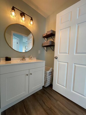 Chuveiro, secador de cabelo, toalhas de banho, sabonete