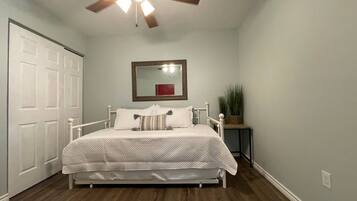 3 habitaciones, tabla de planchar con plancha, wifi y ropa de cama