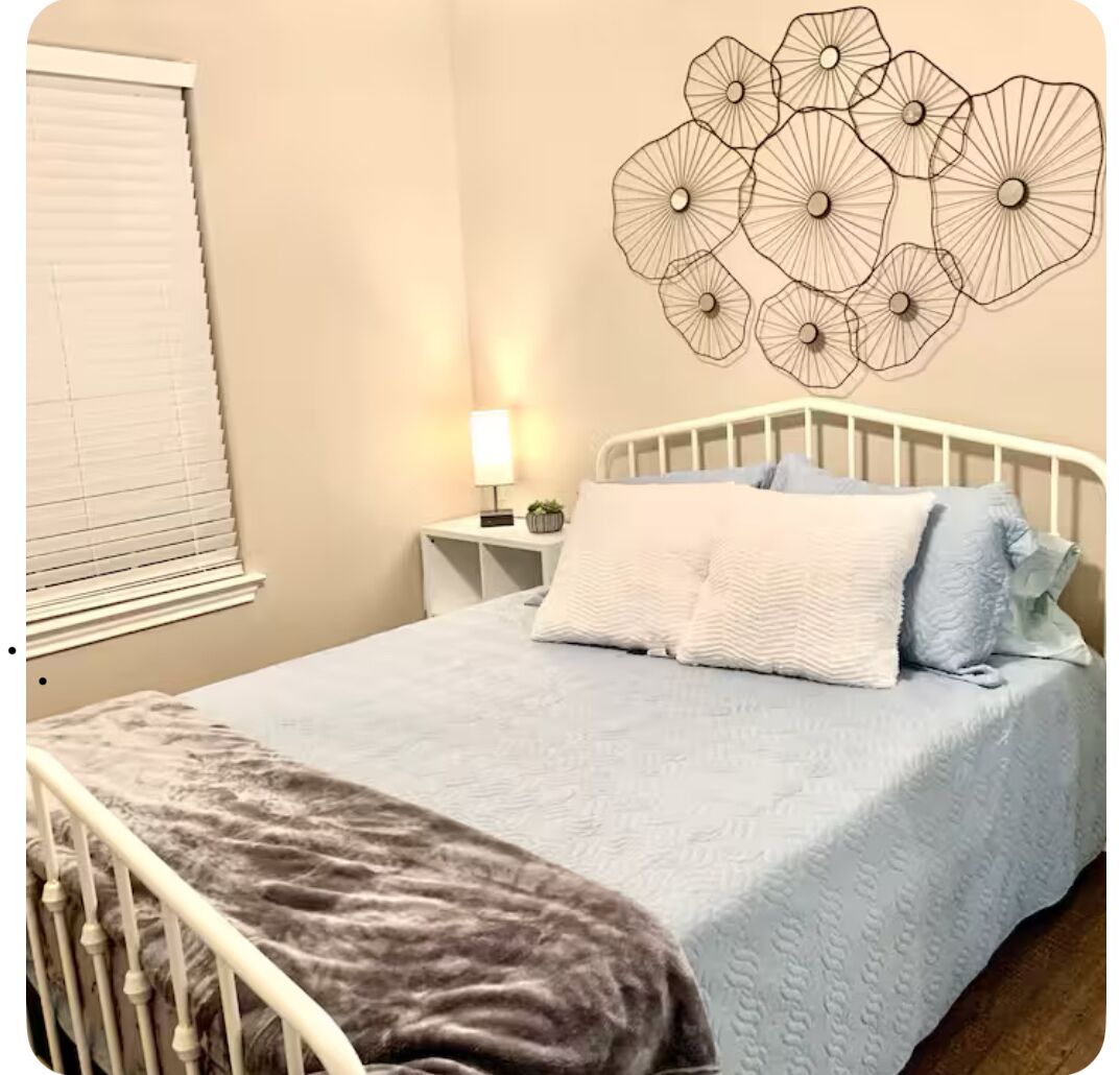3 bedrooms, desk, iron/ironing board, WiFi (free)