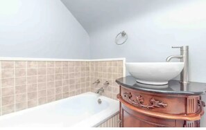 SĂšche-cheveux, serviettes fournies, savon, shampoing
