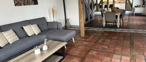 Una televisión, libros