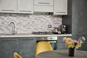 Fridge, oven, stovetop, coffee/tea maker
