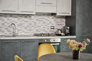 Fridge, oven, stovetop, coffee/tea maker