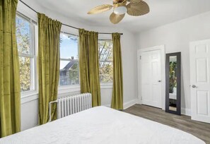 2 bedrooms, in-room safe, desk, iron/ironing board