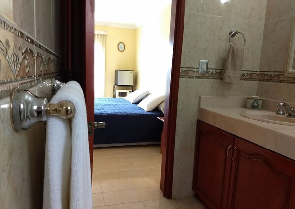 3 bedrooms, iron/ironing board, free WiFi, bed sheets - Qro.experience KS "La Casa Bonita de Pueblo Nuevo" (Venceremos)
