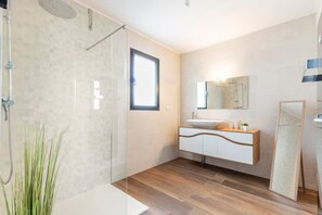 Hair dryer, towels, soap, toilet paper - Villa des Rives du Tarn Avec Jacuzzi (Montans)