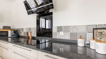 Een koelkast, een oven, een kookplaat, een vaatwasser