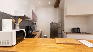 Køleskab, mikrobølgeovn, ovn, kogeplade